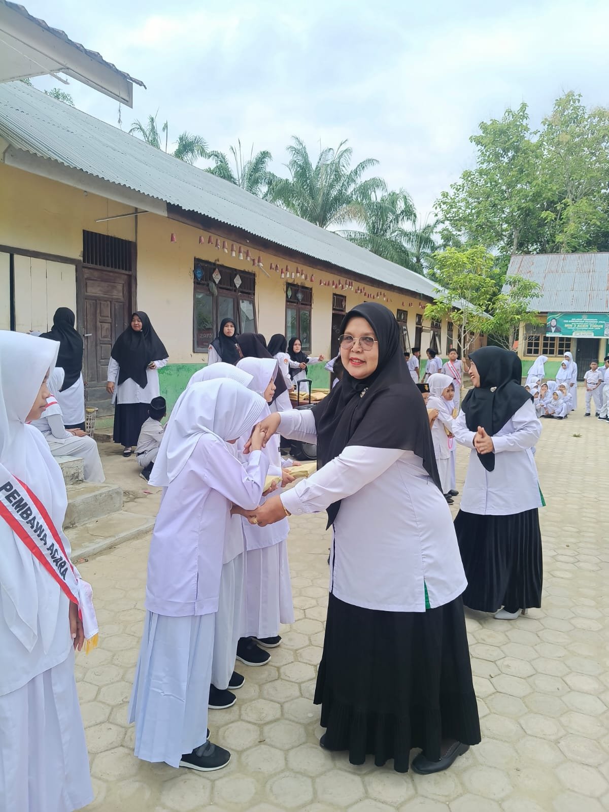 Pembagian Hadiah Juara Semester Genap 2025-2026 Oleh Ibuk Kamad